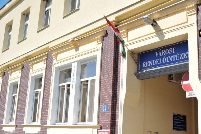 Helyszíni bejárás a Városi Rendelőintézetnél - fotó Szarka Lajos