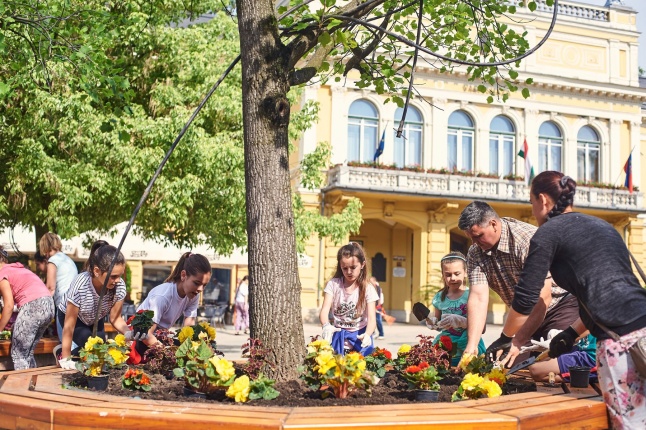 Virágültetés a Petőfi iskolás diákokkal - fotó Szarka Lajos