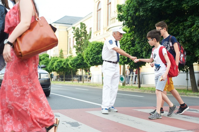 Aki a gyerekekre vigyáz - fotó Szarka Lajos