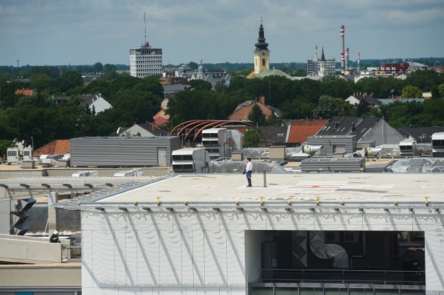 Helikopter leszálló a kórházban - fotó Szarka Lajos