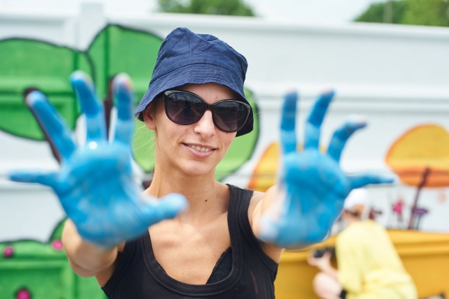 Művészi festés a piacon - fotó Szarka Lajos