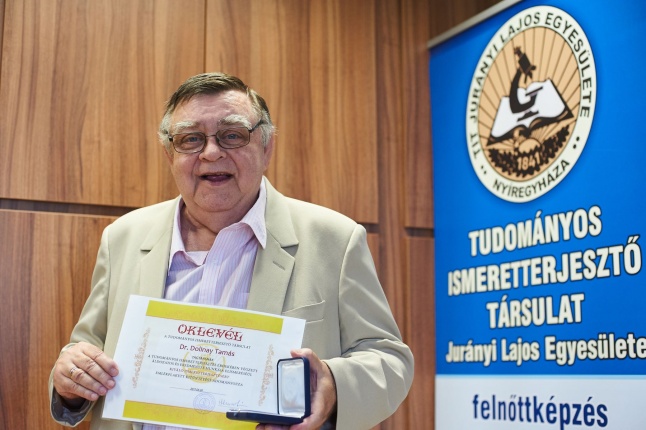 Elismerés Dr. Dolinay Tamásnak - fotó Szarka Lajos