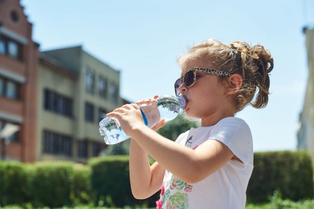 Kánikula, vízosztás - fotó Szarka Lajos