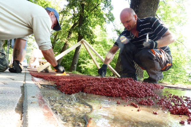 Karbantartás a rekortán pályán - fotó Szarka Lajos
