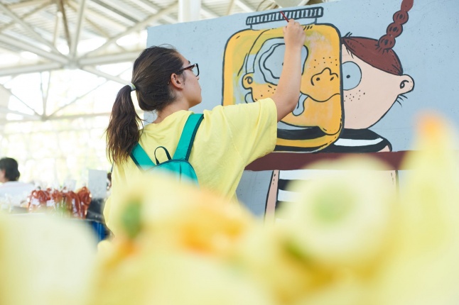 Művészi festés a Búza téri piacon - fotó Szarka Lajos