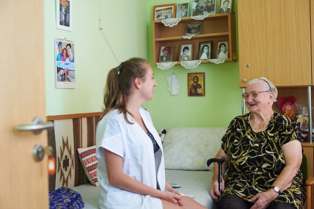 Diákmunka a gondozási központban - fotó Szarka Lajos