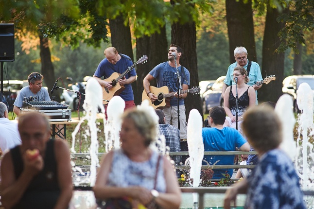 Kis esti zene Sóstón - fotó Szarka Lajos