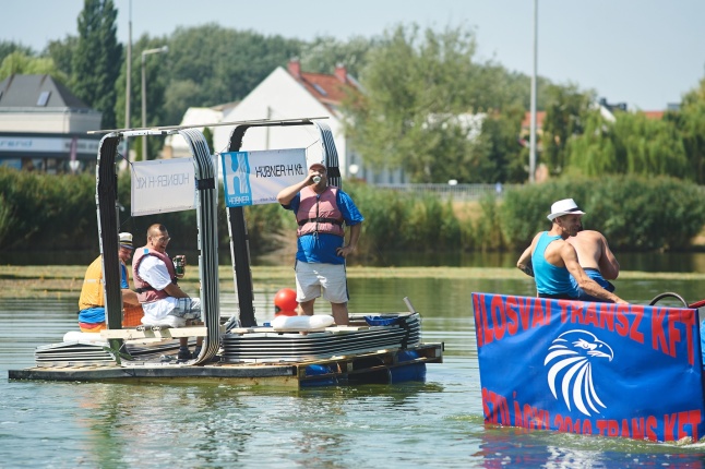 Úszó alkalmatlanságok - fotó Szarka Lajos