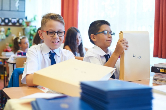 Ingyenes tanszercsomag a Petőfi suliban - fotó Szarka Lajos