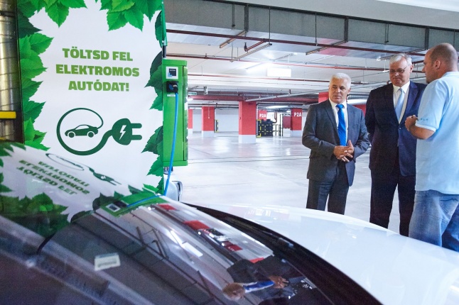 Elektromos töltőállomás Nyíregyházán - fotó Szarka Lajos