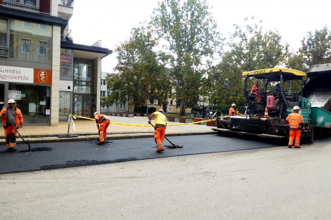 Aszfaltozzák a Szabadság teret - fotó Szarka Lajos