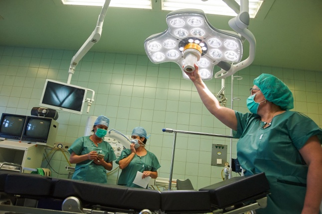 Új műtőlámpa és műtőasztal a kórházban - fotó Szarka Lajos