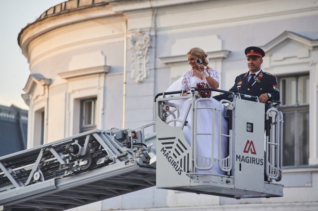 Esküvő tűzoltó módra - fotó Szarka Lajos