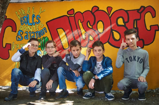 Udvari festés a Jókai iskolában - fotó Szarka Lajos