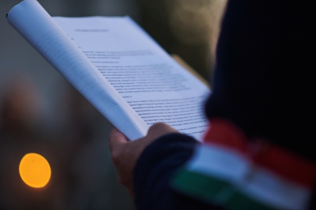 Tiltakozó petíció - fotó Szarka Lajos