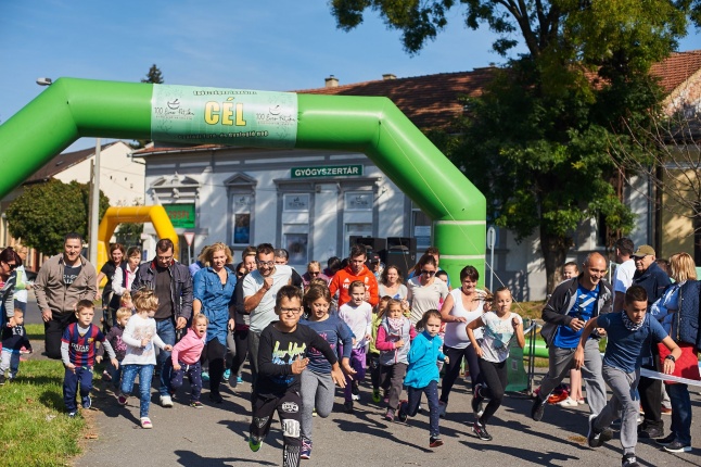 Családi futás a Hatzel téren - fotó Szarka Lajos