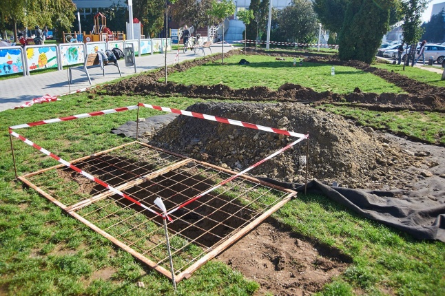 Öntözőrendszer építése a Szabadság téren - fotó Szarka Lajos