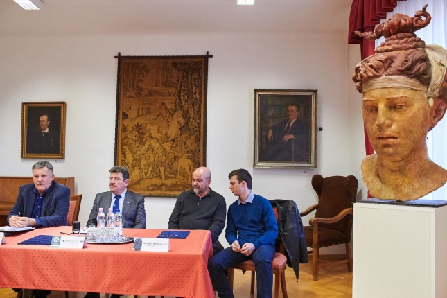 Szobor adomány a múzeumnak - fotó Szarka Lajos