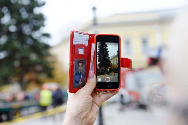 Megérkezett a város karácsonyfája a Kossuth térre-fotó Trifonov Éva