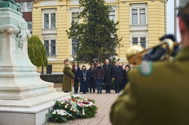 Koszorúzás Bessenyei György szobránál - fotó Szarka Lajos