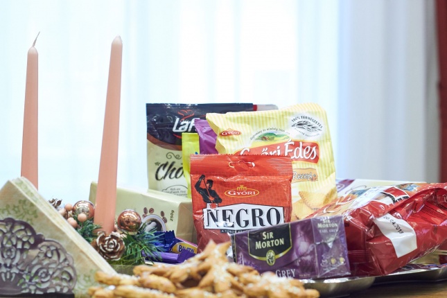 Karácsonyi ajándékcsomag nyugdíjasoknak - fotó Szarka Lajos