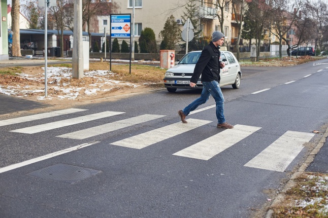 Új járda és gyalogos átkelőhely - fotó Szarka Lajos