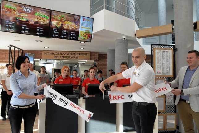 Új gyorsétterem nyílt Nyíregyházán - fotó Trifonov Éva