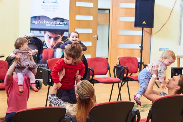 Ringató a könyvtárban - fotó Szarka Lajos