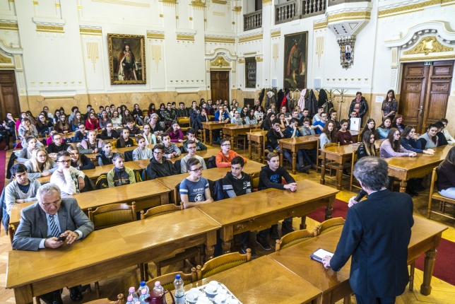 Tárlatvezetés a Megyeházán - fotó: Kohut Árpád