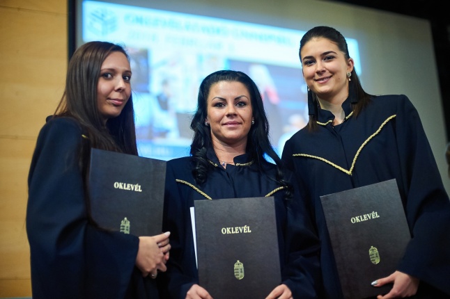 Diplomák az egyetemen 2 - fotó Szarka Lajos