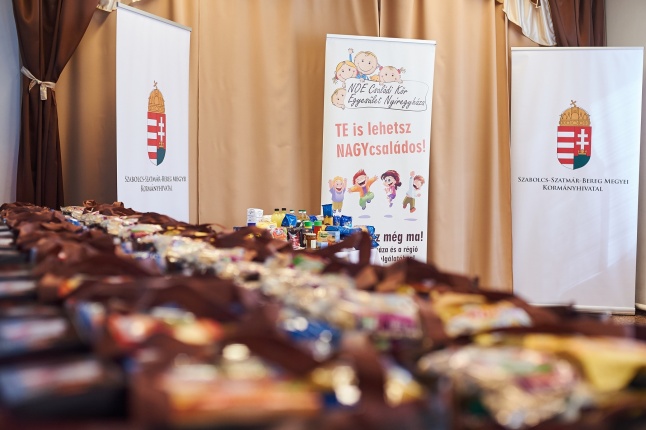 Jótékonysági adomány a Kormányhivataltól - fotó Szarka Lajos