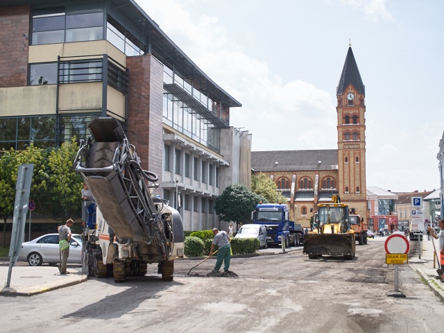 Útfelújítás a Szabadság téren - fotó Szarka Lajos