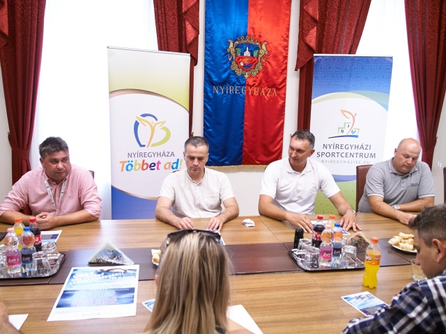 Ússz egy tókört sajtótájékoztató - fotó Szarka Lajos