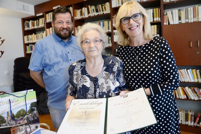 Tóth Gáborné köszöntése - fotó Trifonov Éva