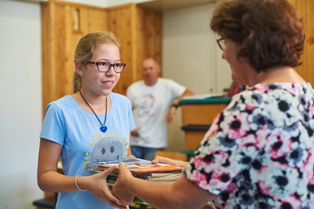 Tankönyvosztás az Apáczaiban - fotó Szarka Lajos