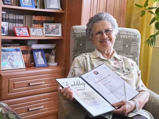 Szépkorú köszöntése Fehér Béláné - fotó Szarka Lajos