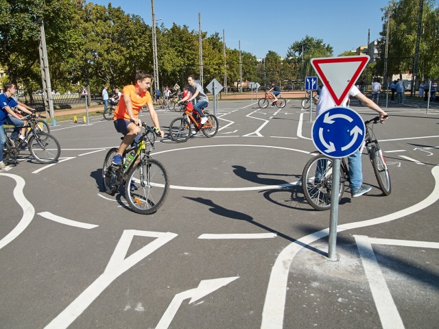 KRESZ tanpálya átadó - fotó Szarka Lajos