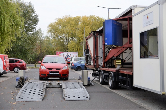 A járművek őszi-téli átállását segítő akció-fotó Trifonov Éva