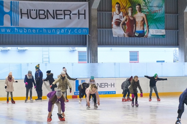 Kori oktatás a Városi Jégpályán - fotó Szarka Lajos