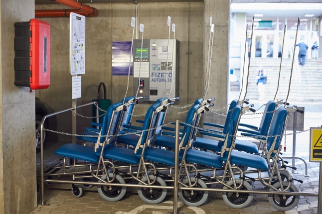 Betegszállító tolókocsik átadása - fotó Szarka Lajos