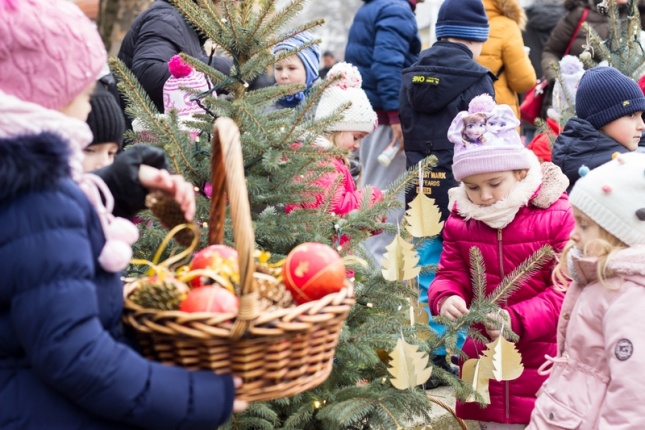 Kis karácsony sétány díszítése óvodásokkal