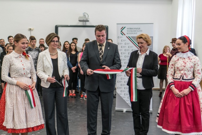 Korszerűsítések átadása a Művészetiben - fotó Kohut Árpád