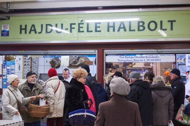 Karácsonyra készülve a Búza téri piacon