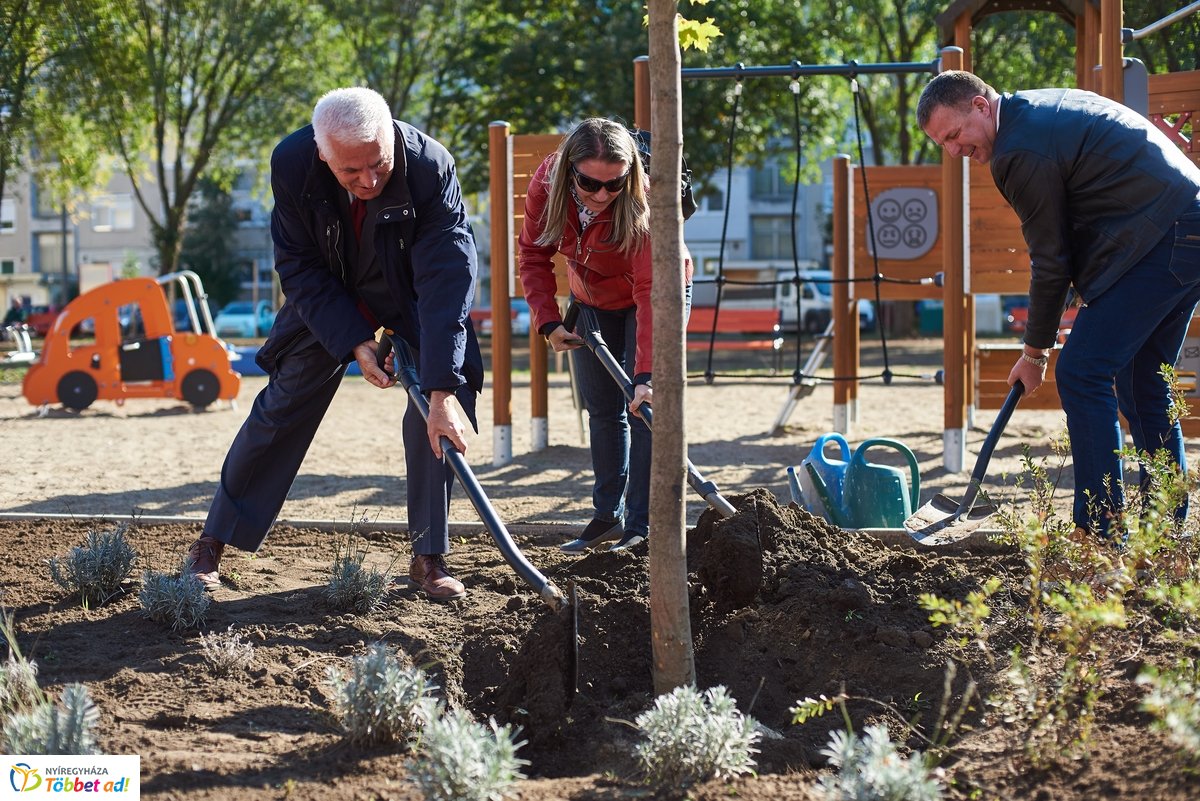 100. játszótér átadó