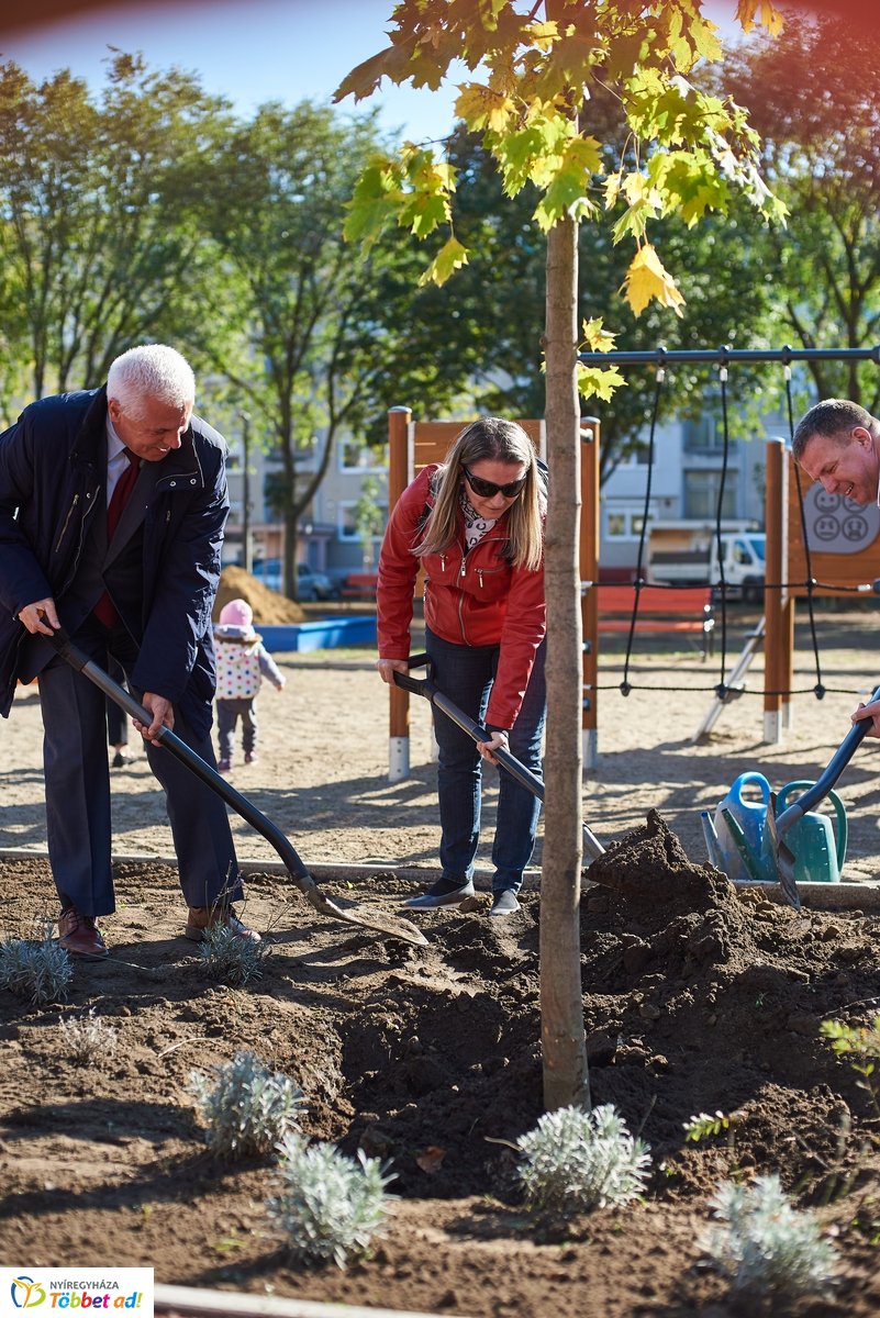 100. játszótér átadó