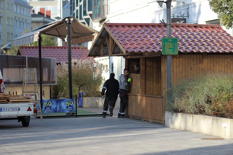 Már épül a karácsonyi forgatag