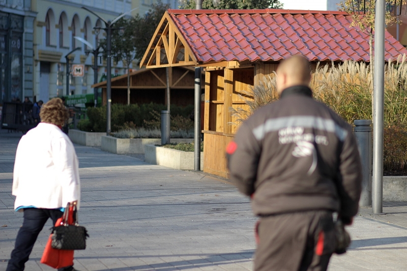 Már épül a karácsonyi forgatag