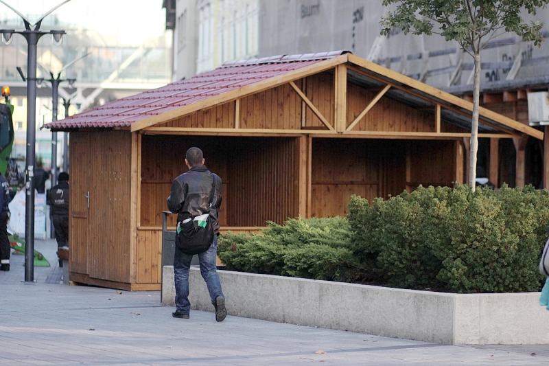 Már épül a karácsonyi forgatag