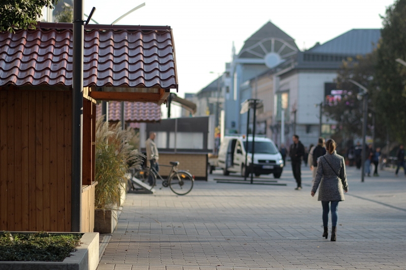 Már épül a karácsonyi forgatag