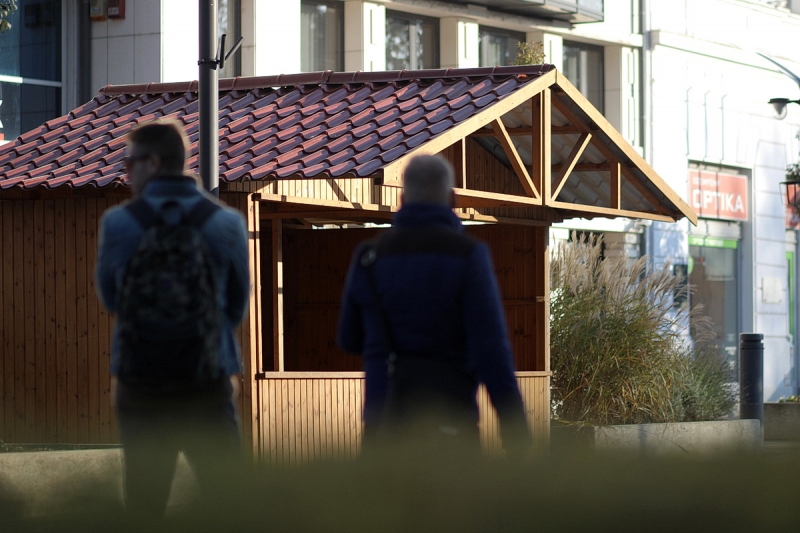 Már épül a karácsonyi forgatag